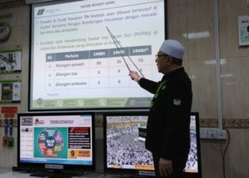 SYED Saleh Syed Abdul Rahman memberi taklimat kepada para jemaah mengenai pergerakan wukuf yang akan bermula Selasa ini.