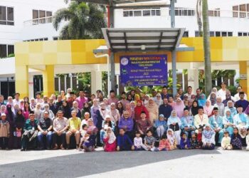 KELUARGA AsSaadi di Lembah Klang ketika mengadakan perjumpaan di Kajang, baru-baru ini.