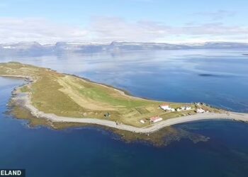 PULAU kecil dikenali sebagai Vigur terletak di luar pantai barat Iceland. - AGENSI