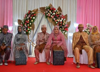 BEBERAPA pasangan pengantin baharu duduk di atas pelamin dalam majlis perkahwinan besar-besaran di Bogor pada Februari tahun lalu. - AFP