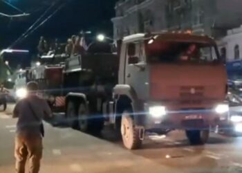 KENDERAAN pasukan Wagner menunggu Yevgeny Prigozhin untuk meninggalkan ibu pejabat tentera di bandar selatan Rostov-on-Don. - AFP