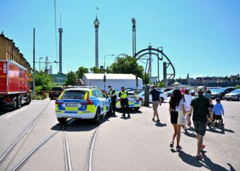 POLIS mengawal kawasan di taman hiburan Gröna Lund, Stockholm di Sweden. - AFP