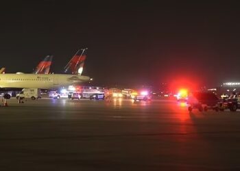 PASUKAN kecemasan berada di landasan selepas pekerja maut disedut masuk enjin pesawat di San Antonio. - AGENSI