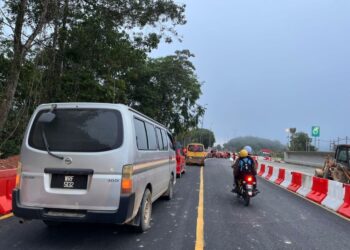 PENGGUNA jalan melalui laluan baharu dari Taman Wangi menuju ke Simpang Hospital Gua Musang, hari ini.-UTUSAN/AIMUNI TUAN LAH