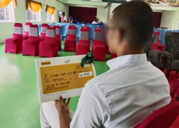 AMIRUL menunjukkan replika cek yang diterimanya selepas dipilih Pelajar Terbaik SPM 2022 kategori SHG pada Majlis Hari Anugerah Kecemerlangan SPM 2022 SI dan SHG di Telok Mas, Melaka. - UTUSAN/MUHAMMAD SHAHIZAM TAZALI