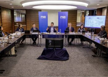 AHMAD ZULQARNAIN ONN (tengah) memberi taklimat media mengenai perkembangan PNB di Kuala Lumpur, semalam.