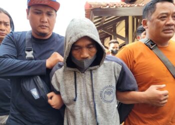 SUSPEK kes hubungan terlarang dengan anak dan bunuh bayi di Banyumas, Jawa Tengah ditahan polis. - AGENSI