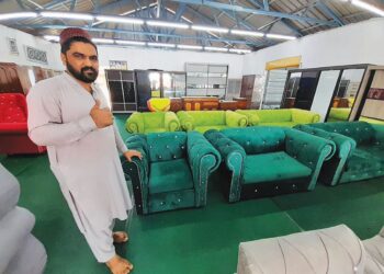 MOHD. YUNOS SHAZ ZAFAR KHAN diamanahkan oleh bapanya untuk menguruskan kedai perabot yang diusahakan di Felda Air Tawar 4, Kota Tinggi.