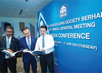 NOR Azam M. Taib (kanan), Ketua Pegawai Kewangan Kumpulan MBSB, Ramanathan Rajoo (kiri) dan Ketua Pegawai Strategi MBSB, Datuk Azlan Shahrim melihat buku ‘MBSB Sustainabality Report 2022’ sempena Mesyuarat Agung Tahunan MBSB di Menara MBSB, PJ Sentral, semalam. – UTUSAN/MUHAMAD IQBAL ROSLI