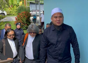 Ebit Lew sedang bedepan pertuduhan melakukan gangguan seksual.