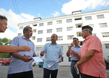 MOHD. JAFNI MD. SHUKOR (tiga dari kiri) turun padang melihat keadaan flat yang terbengkalai sejak 18 tahun lalu di Taman Desa Kempas, Johor Bahru.