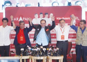 SYED Saddiq Syed Abdul Rahman (kiri) bersama pemimpin tertinggi Pakatan Harapan (PH) diketuai Anwar Ibrahim pada sidang akhbar pengumuman keputusan Pilihan Raya Umum Ke-15 (PRU15), November tahun lalu. – UTUSAN/FAUZI BAHARUDIN