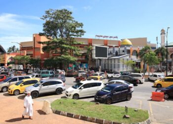 KENDERAAN mula memenuhi kawasan pekarangan di Pasar Siti Khadijah, Kota Bharu, Kelantan-UTUSAN/KAMARUL BISMI KAMARULZAMAN