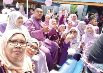 AZHAR Darus (tengah) diraikan dalam majlis persaraan beliau yang penuh meriah termasuk diarak menaiki kereta kuda bersama isteri, Noordiran Yatim di SK Sena, Kangar, Perlis, semalam.- UTUSAN