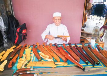 SYED Zulkifli Syed Ishak menunjukkan pisau melapah daging yang dijual di kedainya dekat Meru di Klang, Selangor. – UTUSAN/ABDUL RAZAK IDRIS