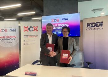 ROY HO YEW KEE (kiri) dan Masaki Matsuura pada majlis menandatangani MoU antara XOX dan KDDI di pejabat KDDI di Menara Bangkok Bank, Jalan Ampang, Kuala Lumpur, semalam. - UTUSAN/NUR NAZLINA NADZARI