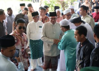 ANWAR Ibrahim beramah-mesra dengan ahli kariah ketika menghadiri majlis Kenduri Korban Di Masjid Jamek An-Nur, Kampung Guar Perahu, Permatang Pauh, Pulau Pinang hari ini. - Pic: IQBAL HAMDAN