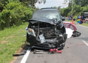 TIGA beradik maut apabila motosikal dinaiki mereka bertembung dengan sebuah MPV di Kilometer 7, Jalan Benta/Lamir di Kampung Langgar, Pekan, Pahang.