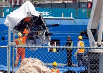 SERPIHAN kapal selam Titan dibawa ke Pelabuhan St John's di Newfoundland. - AGENSI   