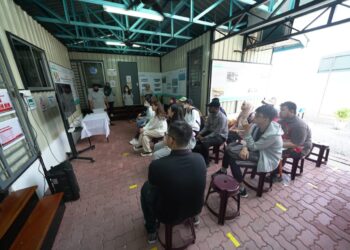 SEBAHAGIAN pelajar UiTM mendengar taklimat mengenai projek PSI di Pusat Perkhidmatan Setempat Nelayan (PPSN) di Permatang Damar Laut, Pulau Pinang, baru-baru ini.