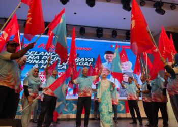 FADHLINA Sidek dan Ahmad Zakiyuddin Abdul Rahman ketika melancarkan Jentera Pilihan Raya DUN Pinang Tunggal dan Hi Tea di Bertam Resort, Kepala Batas, Pulau Pinang hari ini. - Pic: SITI NUR MAS ERAH AMRAN