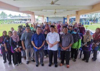 KAMARUL Azman Khamis (tiga dari kanan) pada majlis motivasi bersama ibu bapa di SK Taman Awana hari ini.- UTUSAN