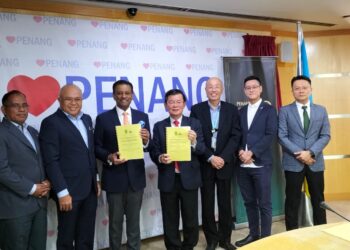 CHOW Kon Yeow (tengah) ketika majlis menandatangani perjanjian konsesi untuk Pembangunan Perkhidmatan Kereta Kabel Bukit Bendera antara PHC dan Hartasuma di George Town, Pulau Pinang hari ini.