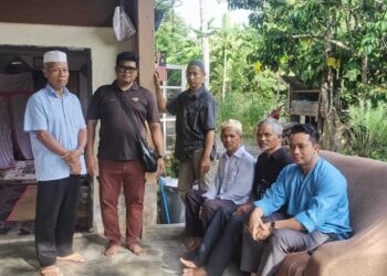 KAMARUL Azman Khamis (kanan) menziarahi penduduk di Kampung Lubok, Merbau, Pedu.- UTUSAN