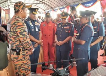 AHMAD FUZI Abdul Razak (dua dari kanan) ketika hadir pada program Kempen Kesedaran Aktiviti di Air peringkat kebangsaan di Bagan Ajam, Butterworth, Pulau Pinang hari ini.