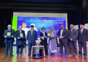 TUANKU Syed Faizuddin Putra Jamalullail (tiga dari kiri) menyampaikan ucap tama dan berkenan merasmikan The International Seminar On Tajdid di Auditorium Islamia College, Rylands Estate, Cape Town, Afrika Selatan baru-baru ini.-UTUSAN