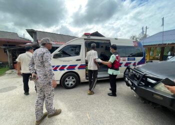 Ambulans menunggu mangsa yang diselamatkan  di Jeti Sungai Punggur Alai di Telok Mas, Melaka.