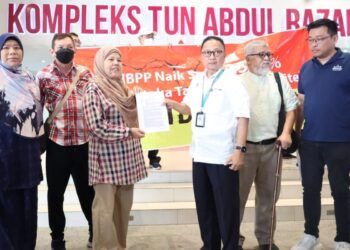 SEBAHAGIAN peniaga asal di Kompleks Mutiara Selera Tanjung Bungah menyerahkan memorandum kepada wakil Ketua Menteri di George Town, Pulau Pinang hari ini berhubung isu kenaikan kadar sewa di tapak perniagaan tersebut.