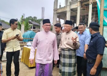 ANWAR Ibrahim bersama Ahmad Yakob (dua kanan) semasa meninjau pembinaan Masjid At-Taqwa Alor Pasir Tumpat, Kelantan- UTUSAN/ROHANA ISMAIL