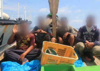 MARITIM Malaysia Pulau Pinang menahan bot nelayan dari Indonesia pada kedudukan 83.34 kilometer barat daya Pulau Kendi, Pulau Pinang pukul 12 tengah hari semalam kerana menceroboh perairan negara.