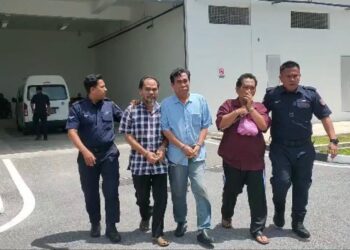 KETIGA-tiga tertuduh di bawa ke Kompleks Mahkamah Kangar, Perlis hari ini bagi menghadapi dua pertuduhan memperdaya wanita pada bulan Januari dan Jun tahun ini. -UTUSAN/ASYRAF MUHAMMAD