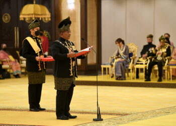 MUHAMMAD Sanusi Md. Nor berucap ketika Istiadat Menyembah Tahniah dan Penganugerahan Darjah serta Bintang Kebesaran Sempena Ulang Tahun Hari Keputeraan Sultan Kedah ke-81 di Balairung Seri, Istana Anak Bukit, Alor Setar. - UTUSAN/ SHAHIR NOORDIN