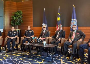 AHMAD Zahid Hamidi (tengah) ketika sidang akhbar selepas merasmikan Persidangan Pertubuhan Akademi Kebangsaan Biro Siasatan Persekutuan (FBINAA) Bahagian Asia Pasifik ke-23 di Hotel Sunway Resort, Subang Jaya, Selangor, hari ini.