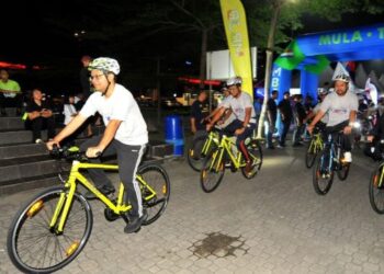AKMAL Nasrullah Mohd. Nasir (depan) memulakan kayuhan bersama para peserta berbasikal sempena Acara Jb Neon Recreational Night: Lestari Fun Run & Ride di Dataran Bandaraya Johor Bahru, malam tadi. - UTUSAN/RAJA JAAFAR ALI