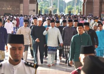 ANWAR Ibrahim tiba di Masjid Putra, Putrajaya kira-kira pukul 8.20 pagi tadi bagi menunaikan solat sunat Aidiladha bersama warga Putrajaya. - UTUSAN/AMIR KHALID