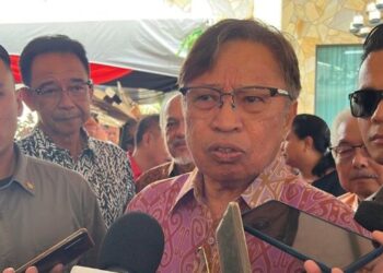 ABANG Johari Tun Openg bercakap kepada pemberita mengenai undang-undang lebih tegas dalam menangani berita palsu.