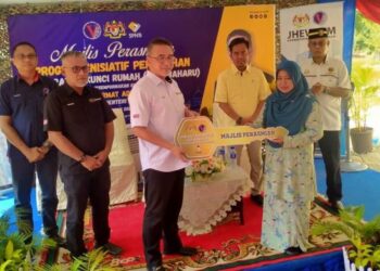 ADLY Zahari menyampaikan replika kunci kepada balu Allahyarham Lans Koperal Abdullah Pami Bachok (Bersara), Rohana Mohd. Edrus pada Majlis Penyerahan Kunci Rumah Inisiatif Perumahan Veteran ATM peringkat Negeri Johor di Kampung Ayer Baloi, Pontian, hari ini.