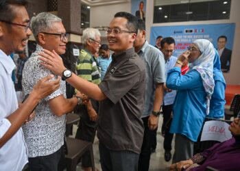 NIK Nazmi Nik Ahmad (tiga, kiri) beramah mesra bersama penyokong ketika menghadiri majlis temu mesra bersama ahli dan penyokong Parti Keadilan Rakyat (PKR) di Pejabat Keadilan Cabang Kuala Terengganu di Kuala Terengganu, hari ini. - UTUSAN/PUQTRA HAIRRY ROSLI