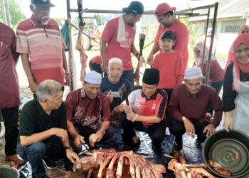 AHMAD Maslan memotong tulang pada program Ibadah Korban Perdana UMNO Bahagian Pontian di Dewan UMNO Pontian, Johor, hari ini.