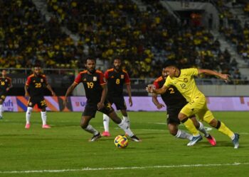 ARIF Aiman Hanapi dikawal ketat pertahanan Papua New Guinea dalam aksi persahabatan di Stadium Sultan Mizan Zainal Abidin, Gong Badak yang menyaksikan Malaysia berpesta gol 10-0. - UTUSAN/PUQTRA HAIRRY