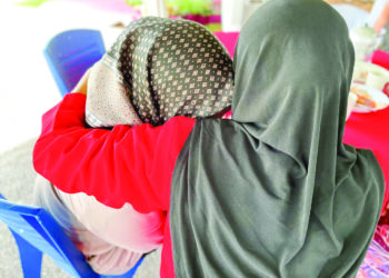 FARIDAH dipeluk anak perempuannya yang hadir pada program Advokasi Keluarga Peringkat Penghuni di Penjara Pokok Sena dekat Alor Setar. UTUSAN/JAMLIAH ABDULLAH