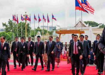 Anwar Ibrahim disambut oleh Dr. Sonexay Siphandone di bangunan Pejabat Perdana Menteri Laos di Vientiane, hari ini.- PEJABAT PERDANA MENTER