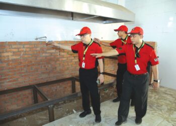 Syed Saleh Syed Abdul Rahman (kiri) diberi taklimat ketika melawat tapak khemah jemaah haji di Arafah baru-baru ini