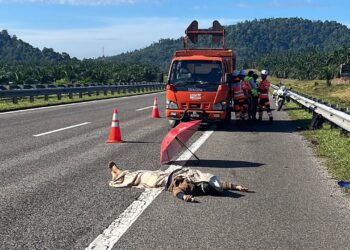 KEADAAN mayat Muhammad Shukri Ramli yang terlibat dalam kemalangan di Kilometer 322.6, LPT2 selepas susur keluar Kerteh, Kemaman,  Terengganu, hari ini.