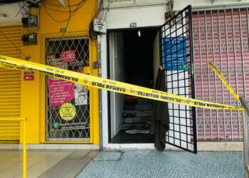 LOKASI rumah kedai kes pembunuhan membabitkan seorang wanita di Taman Song Choon, Ipoh hari ini. - UTUSAN