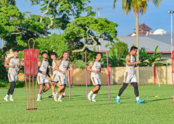 PEMAIN Kelantan FC melakukan persiapan untuk menentang Sri Pahang di Stadium Sultan Muhammad IV, Kota Baharu malam ini apabila kempen Liga Super kembali bersambung selepas berehat hampir dua minggu untuk aksi antarabangsa. – IHSAN TRW KELANTAN FC